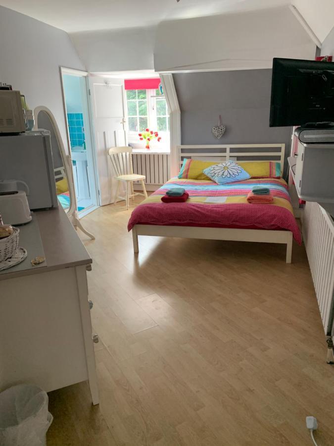 Penzion Hazelwick Hookwood Exteriér fotografie